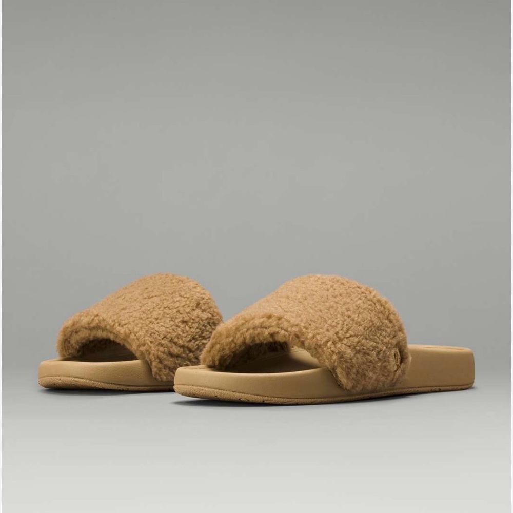 Lululemon Women’s fleece Restfeel slide